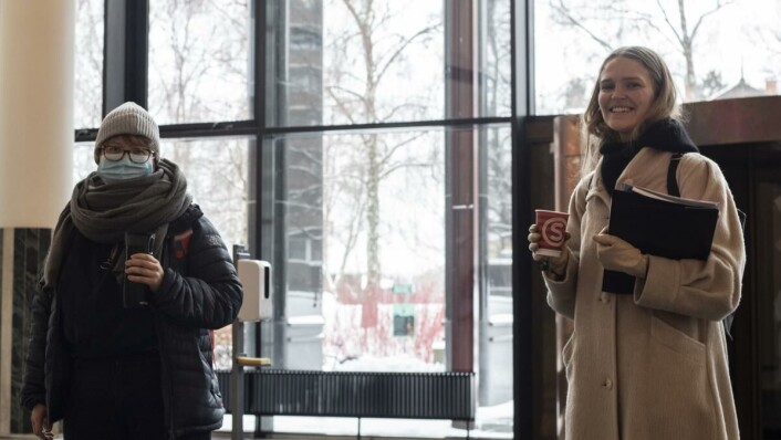 Oda Sofie Heien Larsen (26) og Helga Hustveit (25) i foajeen i Georg Sverdrups hus. Oda Sofie Heien Larsen (26) og Helga Hustveit (25) i foajeen i Georg Sverdrups hus.