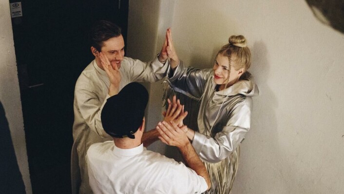HIGH FIVE: – Når norske mennesker skriver om musikken min, skriver de alltid sånn «her hører vi lyden av de mørke Berlin-klubbene». Mens i Tyskland skriver de ofte sånn «her hører vi lyden av de mørke norske skogene og fjordene». Det synes jeg er litt fint, det sier liksom noe om hvor elastisk lytteevnen er, man hører litt det man forventer. HIGH FIVE: – Når norske mennesker skriver om musikken min, skriver de alltid sånn «her hører vi lyden av de mørke Berlin-klubbene». Mens i Tyskland skriver de ofte sånn «her hører vi lyden av de mørke norske skogene og fjordene». Det synes jeg er litt fint, det sier liksom noe om hvor elastisk lytteevnen er, man hører litt det man forventer.