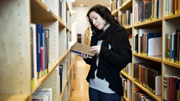 SJELDENT MØTE: Ubegrenset tilgang på pensumbøker og fagstoff er ikke hverdagskost for trippeldrapsdømte Veronica Orderud, her på Universitetsbiblioteket.