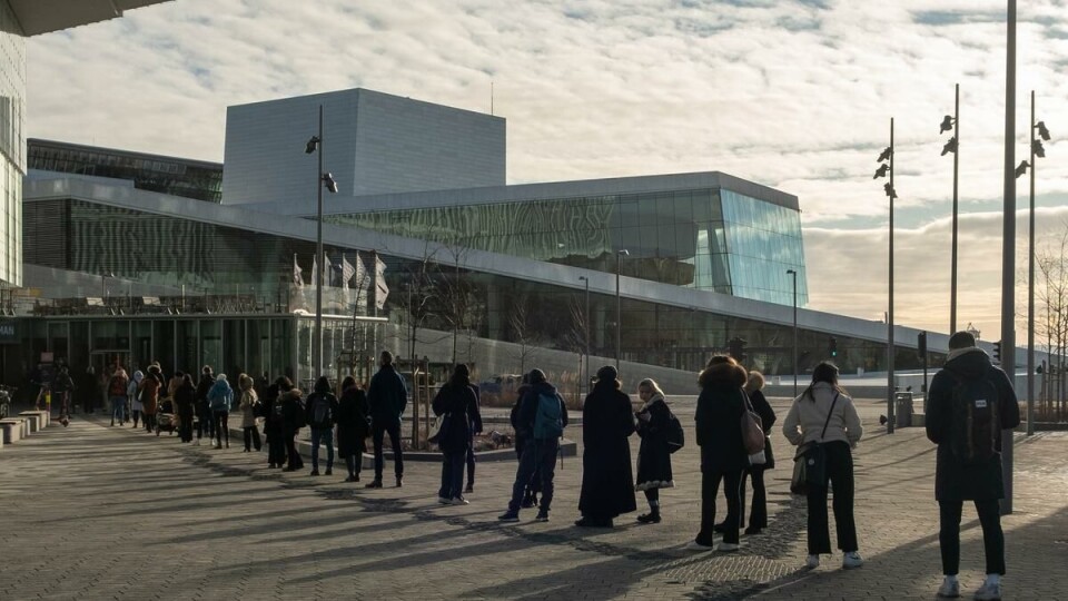 POPULAR: - Cameras count how many people enter and exit the library, says library manager Knut Skansen. It creates long lines outside of Deichman Bjørvika.