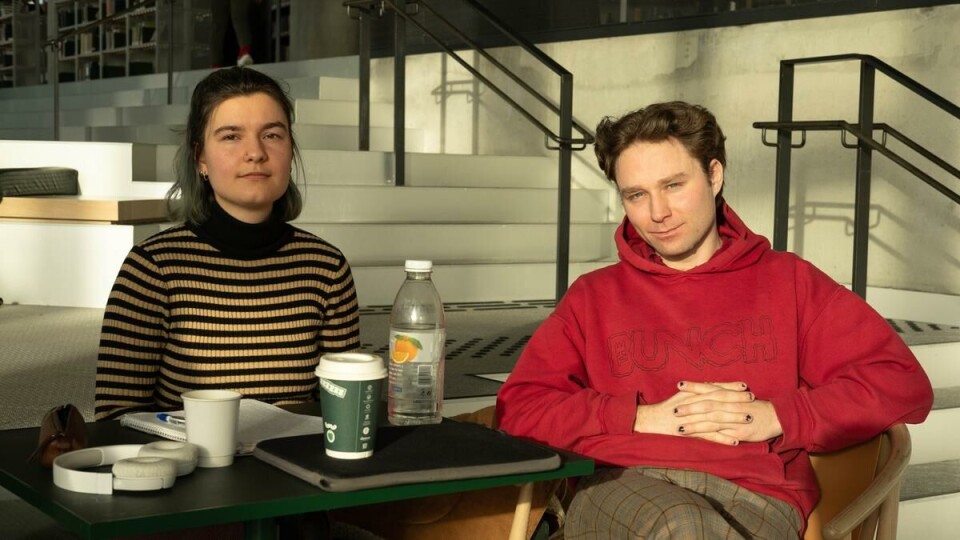 It is the first time Andrea Grimnes (22) is at Deichman Bjørvika. Both her and Maximillian Smith (28) would rather be in the reading rooms at UiO, if they were open.