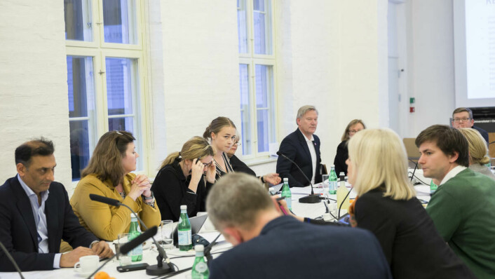 Rundt maktens bord: Studentrepresentantene Kristine Berg Heggelund (i midten) og Henrik Paulsen Mandelid (i grønn genser til høyre) var tydelige på at prosessen i forkant av universitetsstyremøtet hadde vært dårlig.