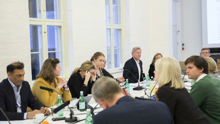 Rundt maktens bord: Studentrepresentantene Kristine Berg Heggelund (i midten) og Henrik Paulsen Mandelid (i grønn genser til høyre) var tydelige på at prosessen i forkant av universitetsstyremøtet hadde vært dårlig. Rundt maktens bord: Studentrepresentantene Kristine Berg Heggelund (i midten) og Henrik Paulsen Mandelid (i grønn genser til høyre) var tydelige på at prosessen i forkant av universitetsstyremøtet hadde vært dårlig.