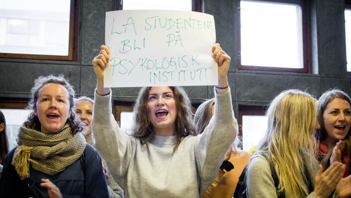 BETENT KONFLIKT: Praktikum på PSI. Det må bli, det må bli. Høye rop runger gjennom gangene på Psykologisk institutt (PSI) når 40 studenter marsjerer for å demonstrere mot ledelsen for litt over en måned siden. BETENT KONFLIKT: Praktikum på PSI. Det må bli, det må bli. Høye rop runger gjennom gangene på Psykologisk institutt (PSI) når 40 studenter marsjerer for å demonstrere mot ledelsen for litt over en måned siden.