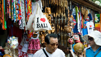 I BALI: Det er dette synet som møter oss når vi kommer frem til et tusen år gammelt hindutempel med stolte tradisjoner og strenge, religiøse regler. I BALI: Det er dette synet som møter oss når vi kommer frem til et tusen år gammelt hindutempel med stolte tradisjoner og strenge, religiøse regler.