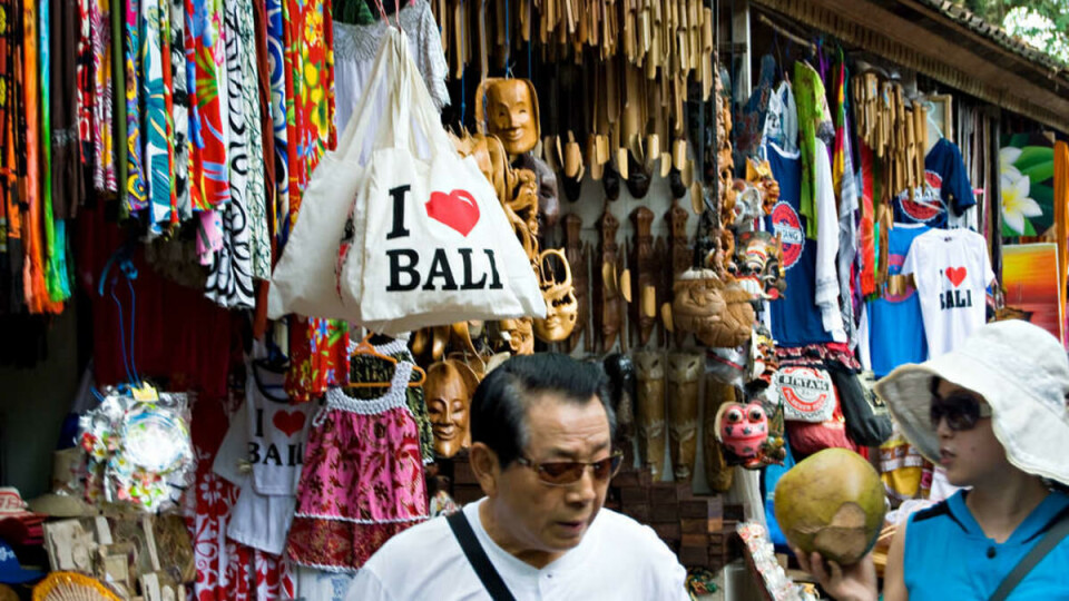 I BALI: Det er dette synet som møter oss når vi kommer frem til et tusen år gammelt hindutempel med stolte tradisjoner og strenge, religiøse regler.