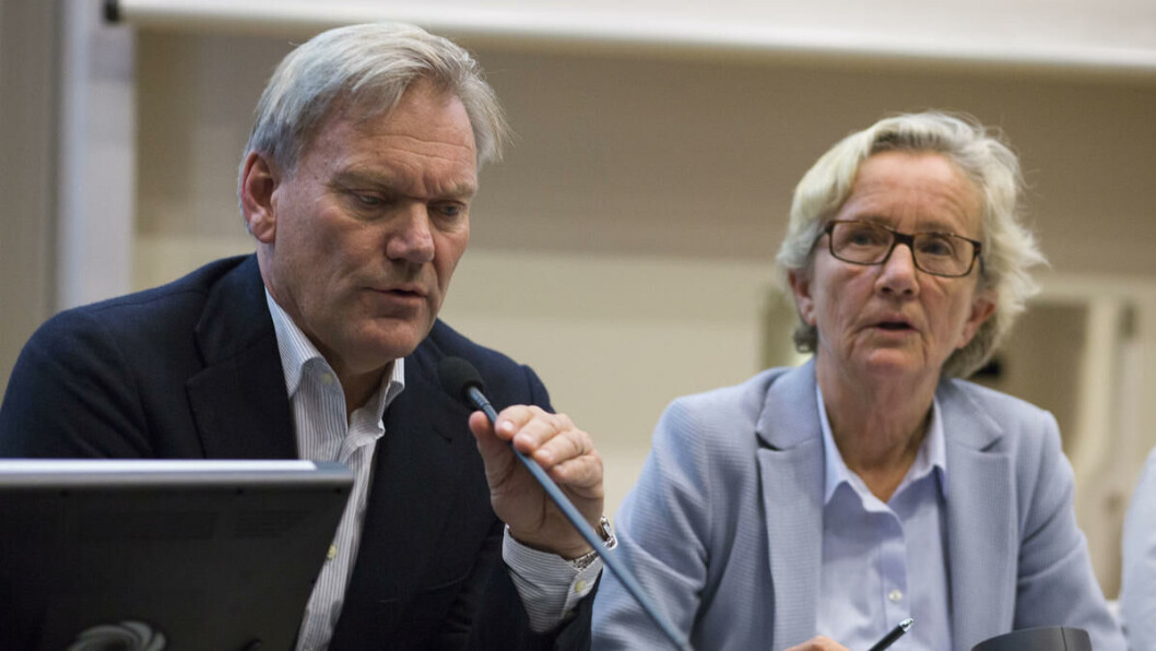 Anspent: Det var spent stemning i salen da Universitetsledelsen møtte studenter og ansatte for å legge frem rapporten fra Kluge. Her med viserektor på UiO, Per Morten Sandset, og universitetsdirektør Gunn Elin Bjørneboe. Anspent: Det var spent stemning i salen da Universitetsledelsen møtte studenter og ansatte for å legge frem rapporten fra Kluge. Her med viserektor på UiO, Per Morten Sandset, og universitetsdirektør Gunn Elin Bjørneboe.