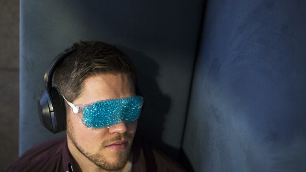 Bak blå briller: Anders tar frem en blå sovemaske og forteller entusiastisk hvorfor den er best av alle sovemasker, fordi den former seg til øynene. -Man kan legge den i kjøleskapet sånn at den blir kald, sier Anders og ler. Bak blå briller: Anders tar frem en blå sovemaske og forteller entusiastisk hvorfor den er best av alle sovemasker, fordi den former seg til øynene. -Man kan legge den i kjøleskapet sånn at den blir kald, sier Anders og ler.