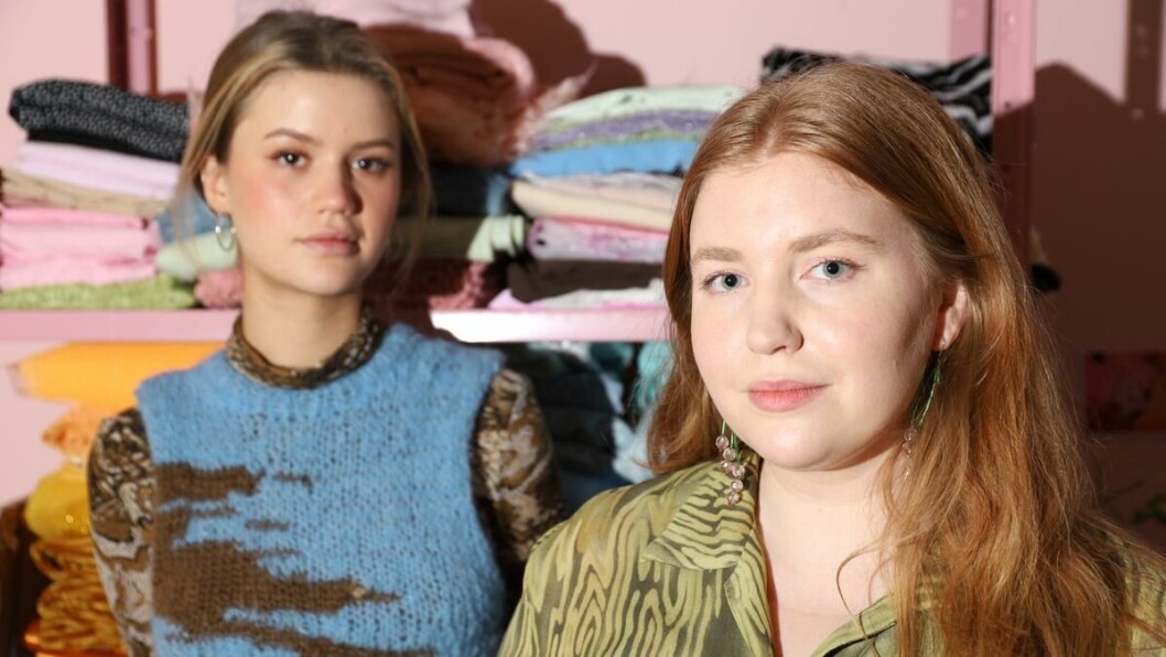 Søstre gjennom nål og tråd: Sara og Amanda Tonning har helt siden barndommen hatt et nært forhold til både hverandre og kunsten. Søstre gjennom nål og tråd: Sara og Amanda Tonning har helt siden barndommen hatt et nært forhold til både hverandre og kunsten.