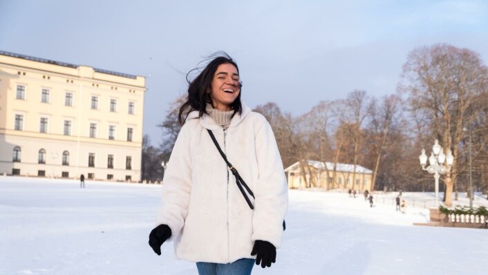 Fri: Alessia Vignoli fra Italia nyter solen på Slottsplassen etter å ha tilbragt ti dager i innreisekarantene: – Jeg tror og håper det vil bli en av de beste erfaringene i mitt liv frem til nå, sier hun. Fri: Alessia Vignoli fra Italia nyter solen på Slottsplassen etter å ha tilbragt ti dager i innreisekarantene: – Jeg tror og håper det vil bli en av de beste erfaringene i mitt liv frem til nå, sier hun.