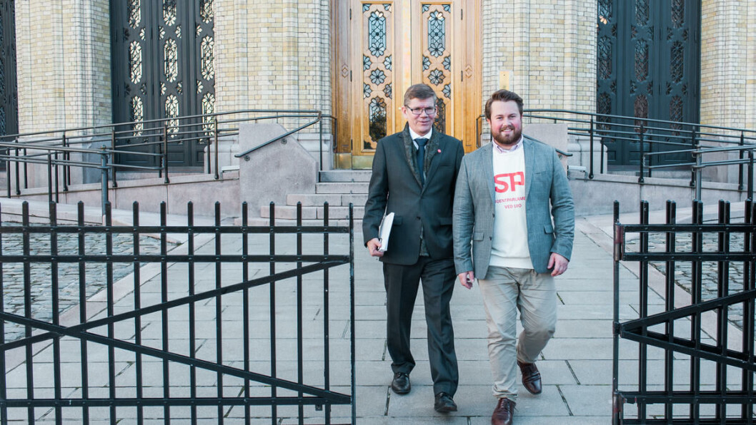 Perlevenner: Rektor på UiO, Svein Stølen, og leder for Studentparlamentet, Jens Lægreid, møttes i vandrehallen Stortinget, og virket å være i godt humør. De var der for å ta imot statsbudsjettet for 2018. Perlevenner: Rektor på UiO, Svein Stølen, og leder for Studentparlamentet, Jens Lægreid, møttes i vandrehallen Stortinget, og virket å være i godt humør. De var der for å ta imot statsbudsjettet for 2018.