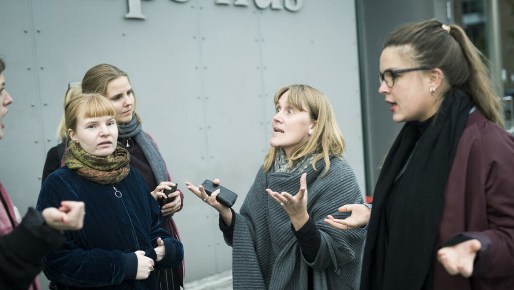 Opprørte studenter: Studentene ved PSI har vært aktive i å kjempe mot at deres praktikum flyttes vekk fra instituttet. De frykter at undervisningskvaliteten vil svekkes: -Vi mener at universitet sentralt ikke skal ha mandat til å bestemme hvordan psykologutdannelsen skal være, sier varatillitsvalgt Julie Wasmuth. Opprørte studenter: Studentene ved PSI har vært aktive i å kjempe mot at deres praktikum flyttes vekk fra instituttet. De frykter at undervisningskvaliteten vil svekkes: -Vi mener at universitet sentralt ikke skal ha mandat til å bestemme hvordan psykologutdannelsen skal være, sier varatillitsvalgt Julie Wasmuth.