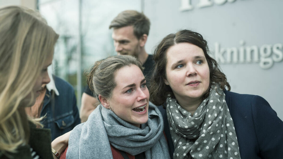 Sjokkbeskjed: Frida Louise Holmstrøm får trøst av Kristina Strømholt etter å ha fått vite at praktikumklinikken deres er stengt inntil videre.