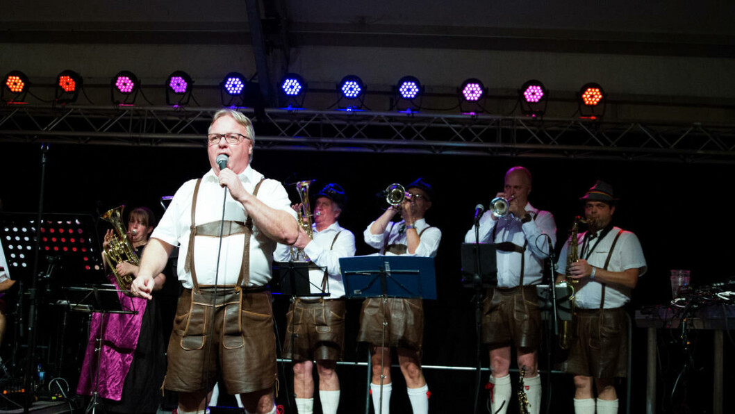Alt for Norge?: Sportskommentator Dag Solheim (i front) er en gjenganger på oktoberfest. Det er ikke første gang han stiller opp med sitt faste band Ronald Schnipfelgrüber Tyrolerkapelle. Flere av musikantene i ensemblet skal ha skaffet seg spesiallaget läderhosen fra samme elg i fra Østfold-kommunen Trøgstad. Sjarmerende gjennomført og passe utfordrende. Alt for Norge?: Sportskommentator Dag Solheim (i front) er en gjenganger på oktoberfest. Det er ikke første gang han stiller opp med sitt faste band Ronald Schnipfelgrüber Tyrolerkapelle. Flere av musikantene i ensemblet skal ha skaffet seg spesiallaget läderhosen fra samme elg i fra Østfold-kommunen Trøgstad. Sjarmerende gjennomført og passe utfordrende.