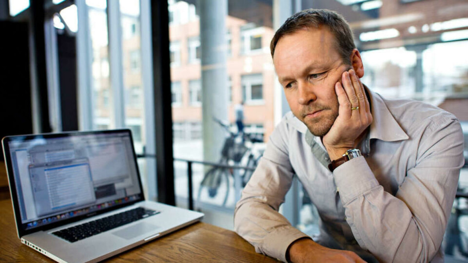 -- Det er helt sinnssykt. Jeg har brukt ufattelig mye tid på dette. Sikkert flere uker med arbeid. Jeg har spurt hvorfor de mener informatikk ikke er et realfag, men jeg har ikke fått en begrunnelse. Det eneste jeg har fått fra Lånekassen er et avslag på klagen min, og en påminnelse om at jeg skylder dem penger. Det virker nesten som de prøver å gni det inn, sier Gløer Langslet.
For å få flere realfagslærere ettergir Lånekassen opp til 50 000 kroner av studielånet til de som kombinerer en mastergrad i realfag med praktisk pedagogisk utdanning (PPU). Gløer Langslet oppfyller alle disse kriteriene. Likevel har han fått avslag fra Lånekassen om å få ettergitt deler av studielånet.
Lik utdanning, ulik behandling
Gløer Langslets tvillingbror, Sturle Langslet, søkte også om å få ettergitt deler av studielånet. Han fikk sin søknaden godkjent, på tross av at han har tatt nøyaktig samme utdanning som sin bror. Lånekassen begrunner avslaget på Gløer Langslets søknad med at informatikk ikke er et