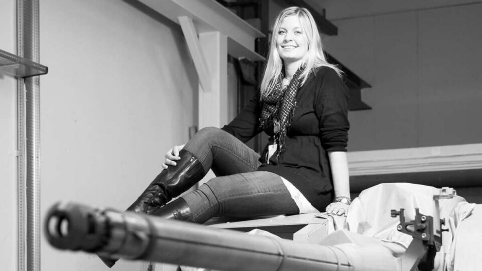 DEN FØLELSEN: -- På Rena tester vi utstyret og våpenplattformene vi utvikler. Det er en helt egen følelse når du ser at noe du har vært med på å utvikle treffer så godt, sier Lena Garder, Technical Market Manager i Kongsberggruppen, her plassert oppå en av selskapets våpenplattformer.