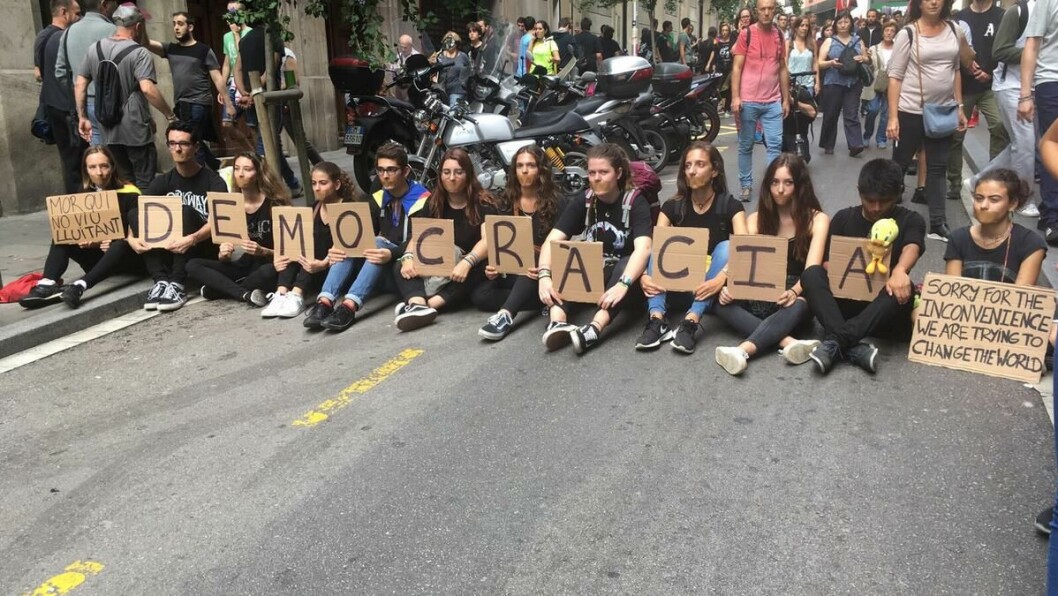 Demokrati: Flere studenter har sperret av en vei i tirsdagens protest. Foto: Raquel Madruga.