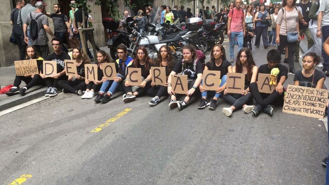 Demokrati: Flere studenter har sperret av en vei i tirsdagens protest. Foto: Raquel Madruga. Demokrati: Flere studenter har sperret av en vei i tirsdagens protest. Foto: Raquel Madruga.
