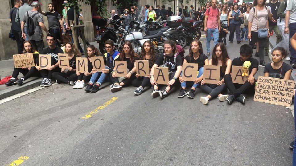 Demokrati: Flere studenter har sperret av en vei i tirsdagens protest. Foto: Raquel Madruga.