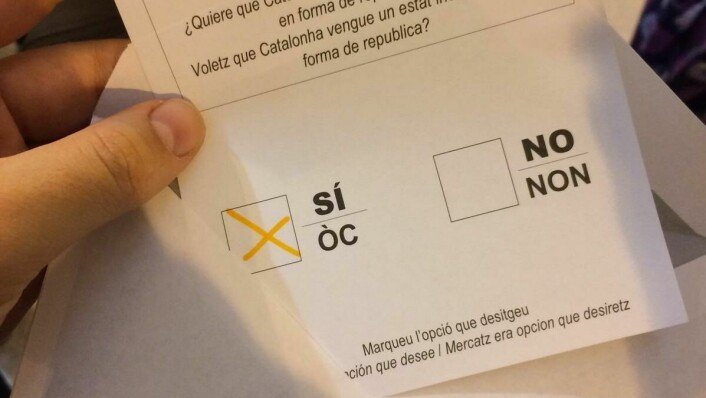 Stemte ja: Andrea Esteve Pedró sin stemmeseddel under søndagens folkeavstemning i Catalonia. Foto: Privat