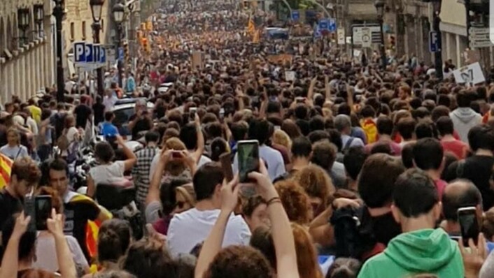 Protesterer: Flere tusen studenter og katalanere tok til gatene i Barcelona på tirsdag for å demonstrere mot politiets brutalitet under folkeavstemningen. Foto: Sergi Morillo