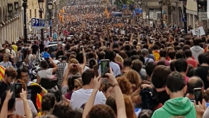 Protesterer: Flere tusen studenter og katalanere tok til gatene i Barcelona på tirsdag for å demonstrere mot politiets brutalitet under folkeavstemningen. Foto: Sergi Morillo Protesterer: Flere tusen studenter og katalanere tok til gatene i Barcelona på tirsdag for å demonstrere mot politiets brutalitet under folkeavstemningen. Foto: Sergi Morillo