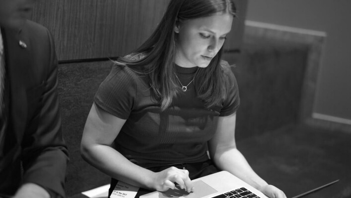 I FN: Her forbereder Thea Mjeldstad seg til å legge frem en uttalelse på vegne av ICAN. Foto: Privat. I FN: Her forbereder Thea Mjeldstad seg til å legge frem en uttalelse på vegne av ICAN. Foto: Privat.