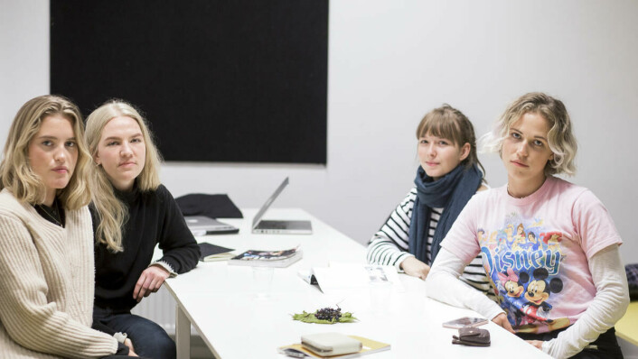 Mellom Film og TV: Westerdals-studentene som har pause fra forelesning er samstemte om at skolen har en omdømmeutfordring Fra venstre: Sara Moland, Karoline Bjørnset, Marit Kamsvåg og Sanna Groven