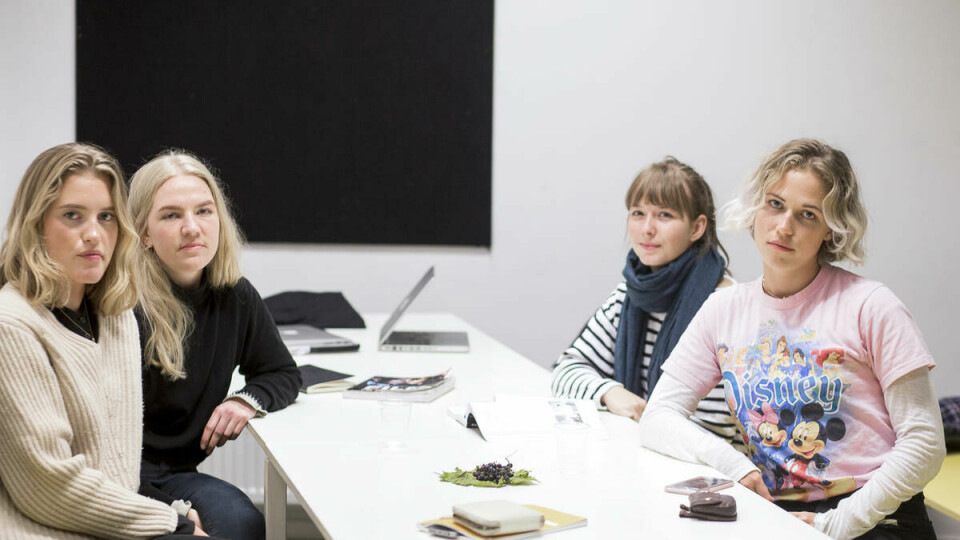 Mellom Film og TV: Westerdals-studentene som har pause fra forelesning er samstemte om at skolen har en omdømmeutfordring Fra venstre: Sara Moland, Karoline Bjørnset, Marit Kamsvåg og Sanna Groven