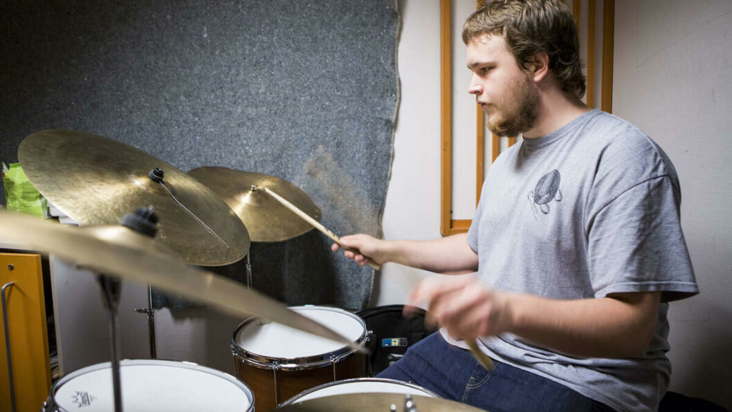 Dundrer løs: Når det er mye pensum å lese, er det lett å la seg friste av trommene mener Roland Galewicz (20). Dundrer løs: Når det er mye pensum å lese, er det lett å la seg friste av trommene mener Roland Galewicz (20).