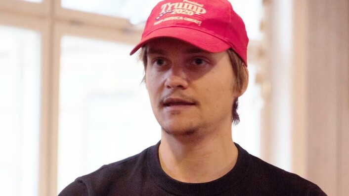 Rød på hodet, blå i hjertet: – Blå er min favorittfarge, jeg synes det er synd at demokratene har okkupert den fargen, sier Philip Sverre om Joe Bidens slips. Rød på hodet, blå i hjertet: – Blå er min favorittfarge, jeg synes det er synd at demokratene har okkupert den fargen, sier Philip Sverre om Joe Bidens slips.