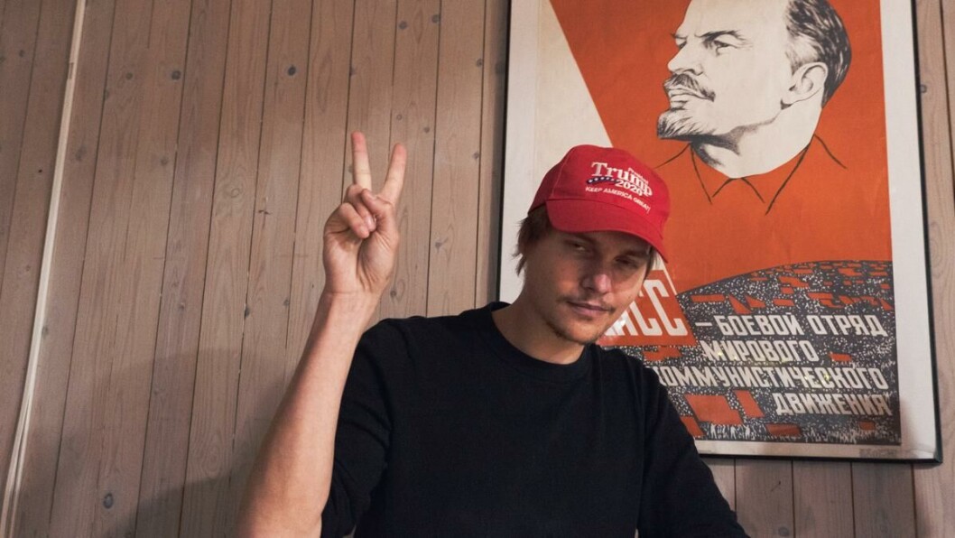 Better dead than red: Trump-tilhenger Philip Sverre sier han har sine beste samtaler med venner han er politisk uenig med. – Hvis min tilstedeværelse kan få folk til å debattere og tenke, ønsker jeg det velkommen. Better dead than red: Trump-tilhenger Philip Sverre sier han har sine beste samtaler med venner han er politisk uenig med. – Hvis min tilstedeværelse kan få folk til å debattere og tenke, ønsker jeg det velkommen.