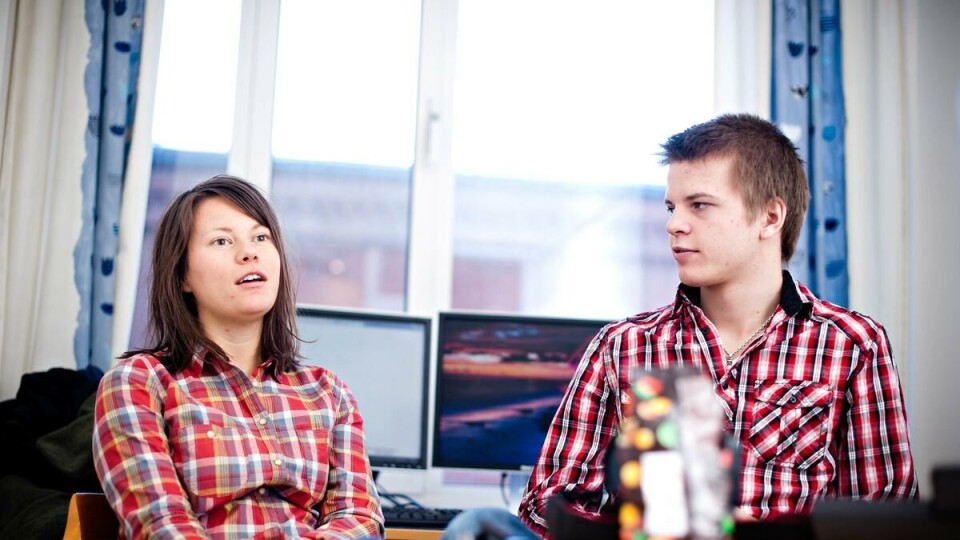 TOUGH JOB-MARKET:Journalism-students Tine Eide and Lars-Erik Kasin think substitutes can bring valuable experiences. - But being a substitute can also give you the feeling of being sub-ordinate to your colleagues, says Eide.