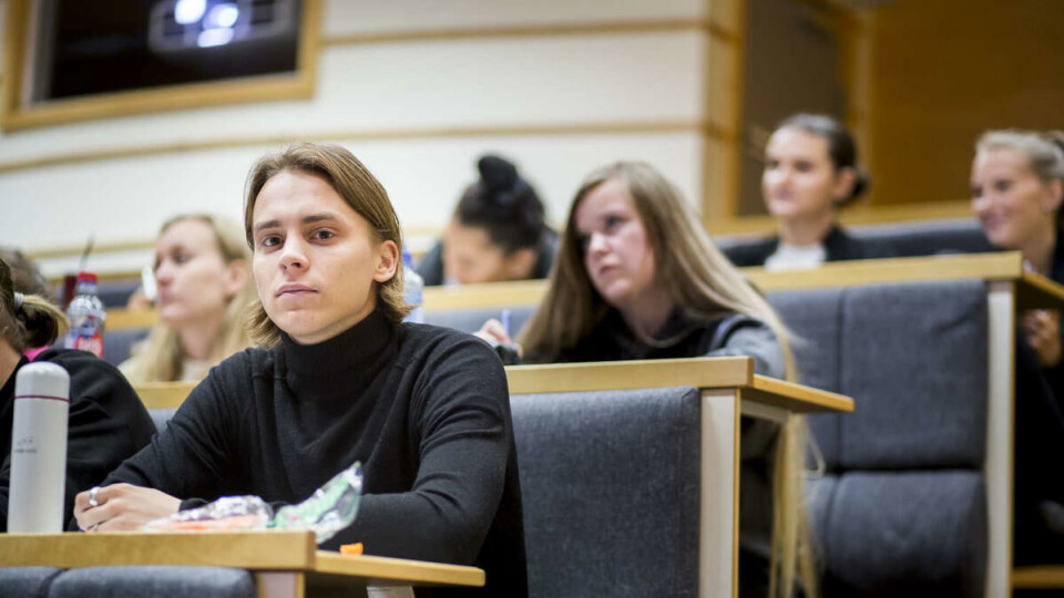 HÅPEFULL: Fredrik Vandbakk begynte på spesialpedagogikk i håp om at hans egen erfaring med konsentrasjonsvansker kan være et verdifullt redskap i studiet og i praksis. – Jeg vil bidra til å skape en bedre skolehverdag for fremtidige elever i liknende situasjon, sier han.