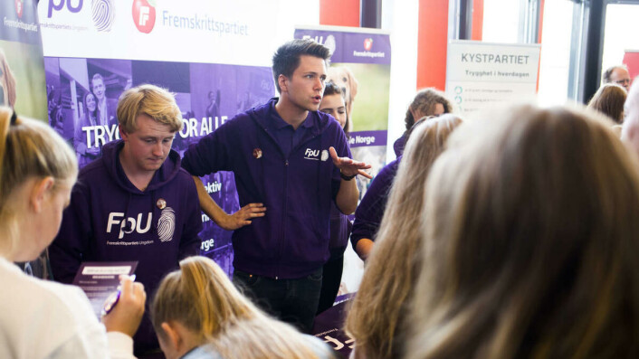 HELT ENIG: Bjørn-Kristian Svendsruds politiske karriere startet da han sammen med andre klarte å få i gang drift igjen
på kinoen i Horten. Etter fem år som elevrådsleder kan han en god del om skolepolitikk. Som formann i FpU gjelder det
å ha oversikt over de fleste politiske temaer. Som Svendsrud sier: – Jeg kommer ikke på én ting jeg er uenig med FpU på. HELT ENIG: Bjørn-Kristian Svendsruds politiske karriere startet da han sammen med andre klarte å få i gang drift igjen
på kinoen i Horten. Etter fem år som elevrådsleder kan han en god del om skolepolitikk. Som formann i FpU gjelder det
å ha oversikt over de fleste politiske temaer. Som Svendsrud sier: – Jeg kommer ikke på én ting jeg er uenig med FpU på.