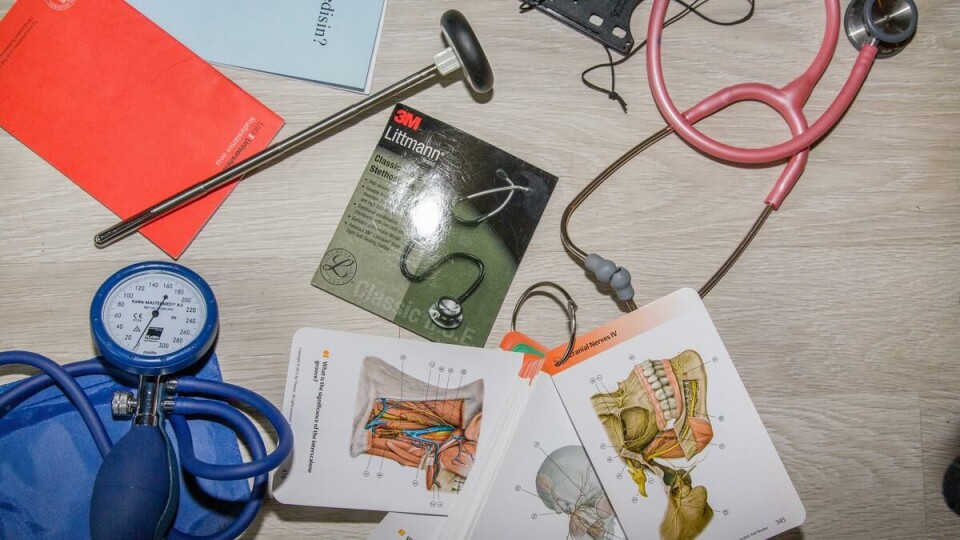 Utstyret er klart: I en boks hjemme finner 28-åringen frem en boks med stetoskopet og resten utstyret hun har hatt siden hun begynte på medisinstudiet. I bokhyllene står anatomibøkene og venter på at Pålsdatter skal få satt i gang med studiene igjen.