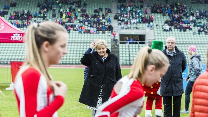 STARTSKUDDET: Erna Solberg stiller opp i regnet og holder en tale om betydningen av fysisk aktivitet for barna som skal løpe Tine-stafetten 10.mai. Etterpå skyter hun startskuddet. STARTSKUDDET: Erna Solberg stiller opp i regnet og holder en tale om betydningen av fysisk aktivitet for barna som skal løpe Tine-stafetten 10.mai. Etterpå skyter hun startskuddet.