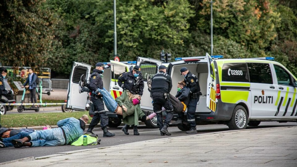 Arrestasjon: Her bæres UiO-student Eskil Roll-Hansenbort av politiet etter at han nektet å flytte seg frivillig fra blokaden.