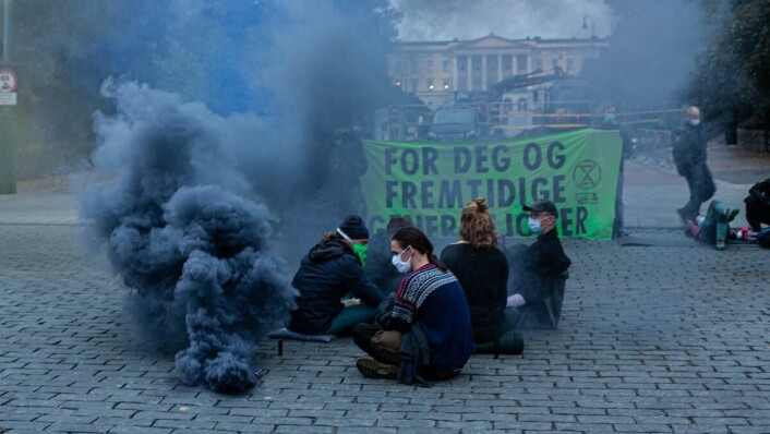 Morgendemonstrasjon: 70-80 XR-aktivister aksjonerte i Fredriks gate mandag morgen. Kl. 09 hadde politiet ryddet gata, som vanligvis er høyt trafikkert. Morgendemonstrasjon: 70-80 XR-aktivister aksjonerte i Fredriks gate mandag morgen. Kl. 09 hadde politiet ryddet gata, som vanligvis er høyt trafikkert.