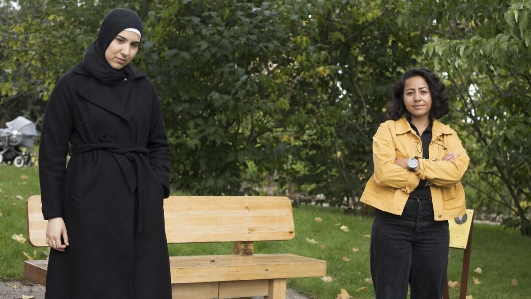 En ubehagelig benk: Denne benken i Botanisk hage skaper debatt. Sara Barzinje (Ap) og Hasti Hamidi (SV) mener den bør fjernes. En ubehagelig benk: Denne benken i Botanisk hage skaper debatt. Sara Barzinje (Ap) og Hasti Hamidi (SV) mener den bør fjernes.