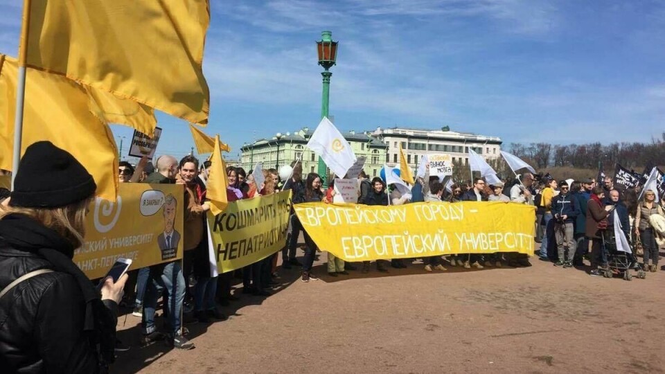 PROTESTERER: Studenter deltar i 1.mai tog på Field of Mars i St. Petersburg. På bannerne står det at «en europeisk by trenger et europeisk universitet».
