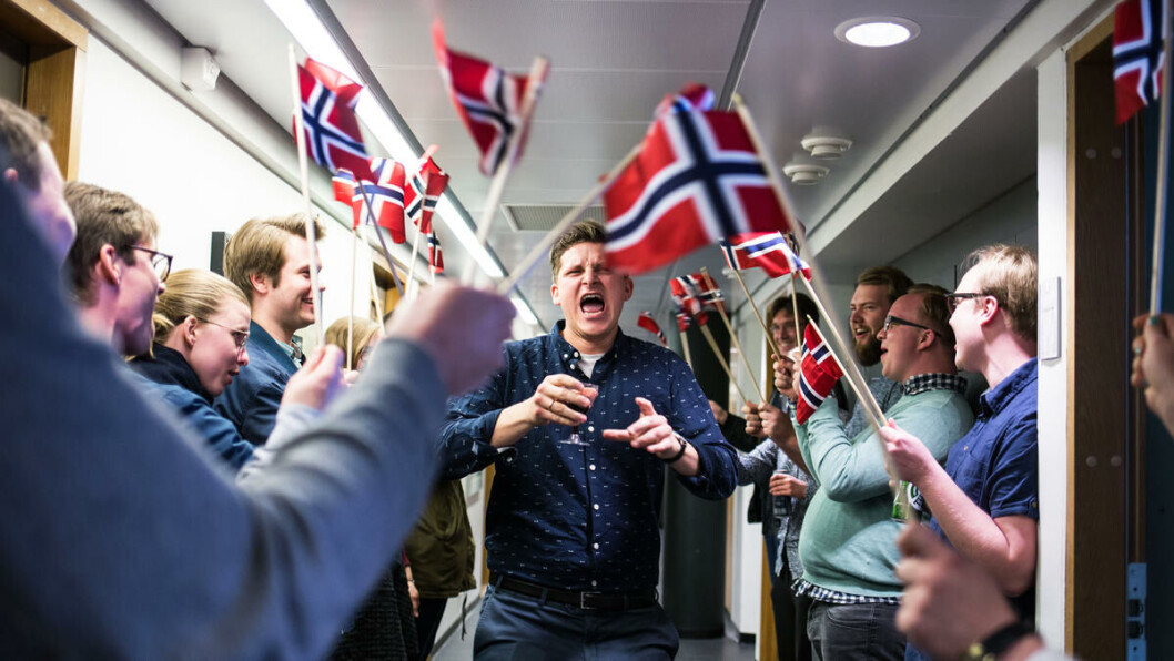 Hurra!: Ole Martin Sakrisvold har nettopp levert master i historie. Stortingsmeldingen viser at 8,9 prosent av historiestudentene har irrelevant arbeid, mens nye 8,9 prosent er undersysselsatt. Hurra!: Ole Martin Sakrisvold har nettopp levert master i historie. Stortingsmeldingen viser at 8,9 prosent av historiestudentene har irrelevant arbeid, mens nye 8,9 prosent er undersysselsatt.