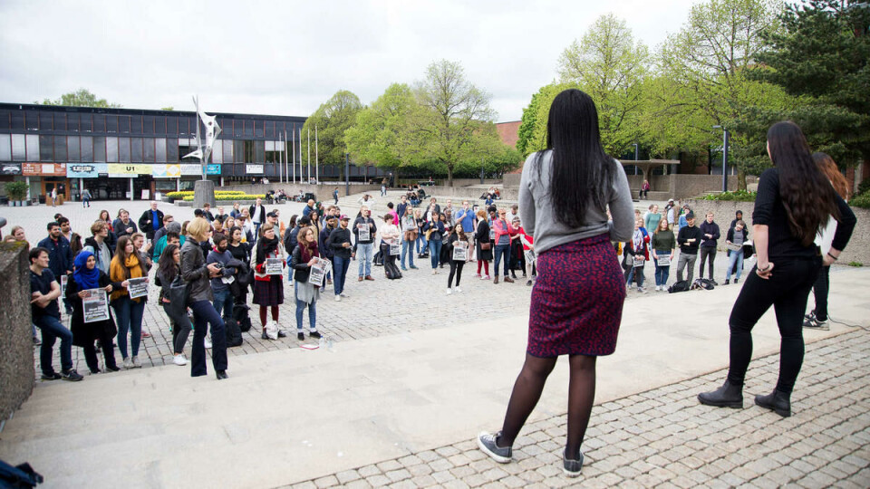 Demonstrasjon: Rasismeavsløringene har skapt sterke reaksjoner i studentmiljøet ved UiO. Her demonstrerer en rekke studentforeninger mot rasisme på Frederikkeplassen på Blindern. Arkivfoto: Xueqi Pang