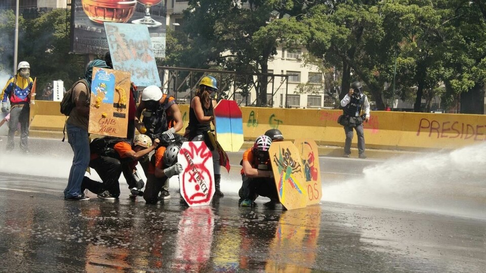 Oppgjørstimen: Over førti mennesker har så langt mistet livet under protester de siste to månedene. Både folk imot regjeringen, for regjeringen og i politiet. Foto: Iván Reyes