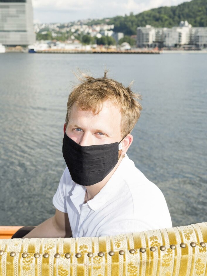 Med avstand: Fredrik Høyer i sofaen ved havet. Med avstand: Fredrik Høyer i sofaen ved havet.