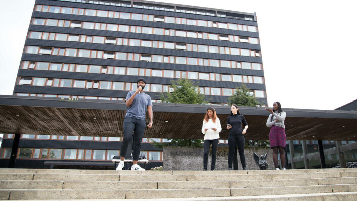 HOLDER APPELL: Flere tok til orde mot rasismen som er avdekket ved Eiendomsavdelingen ved Universitetet i Oslo. HOLDER APPELL: Flere tok til orde mot rasismen som er avdekket ved Eiendomsavdelingen ved Universitetet i Oslo.