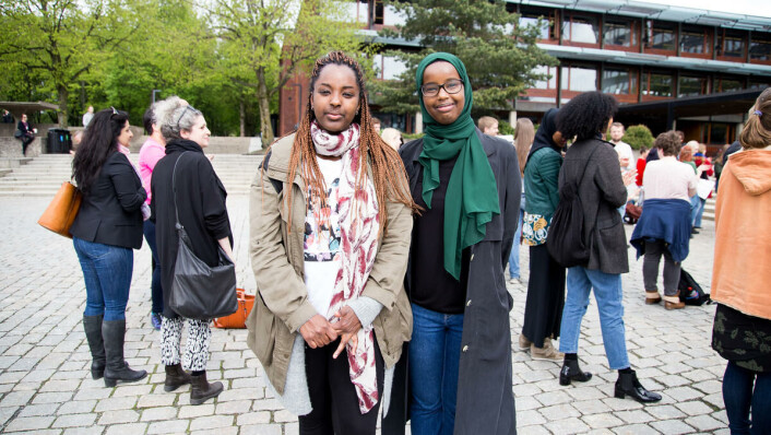 DELTOK: Habon Beegsi (til venstre) og Ayan Ahmed deltok på markeringen på fredag ettermiddag. DELTOK: Habon Beegsi (til venstre) og Ayan Ahmed deltok på markeringen på fredag ettermiddag.