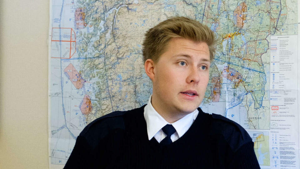Lever i lufta: Praktisk, sparsommelige innredede lokaler pyntet opp med alle slags modellly sier klart og tydelig fra: vi må kanskje lande og komme inn hit av og til, men vi lever der oppe i lufta.