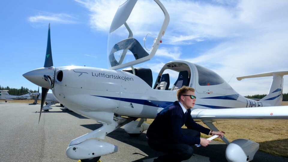 Verksted: Skolen deler hangar med et serviceverksted, som kommer godt med når lyene må sjekkes så ofte som de må. Både piloter og mekanikere har detaljkunnskap om lytypen de benytter seg av – i alle former og farger den kommer i.