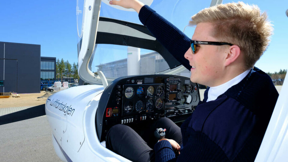 Ikke bare flygning: Som pilot skal elevene ha kunnskap om fysikk, meteorologi, mekanikk og ikke så rent lite psykologi. Samarbeid og ledelsesevner er en vel så viktig del av jobben som å kunne lande flyet trygt. Kle deg som en pilot, te deg som en pilot, vit som en mekaniker, ingeniør og fysiker.
